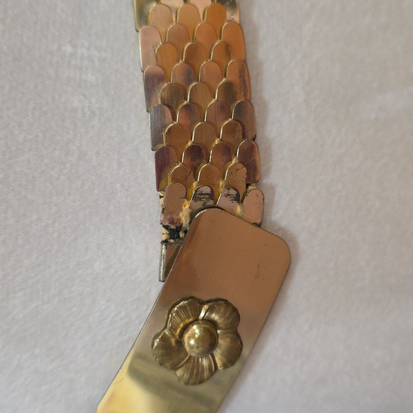 vVintage 1980s gold-tone metal fish-scale stretch belt with a flower - Picture 2 of 7